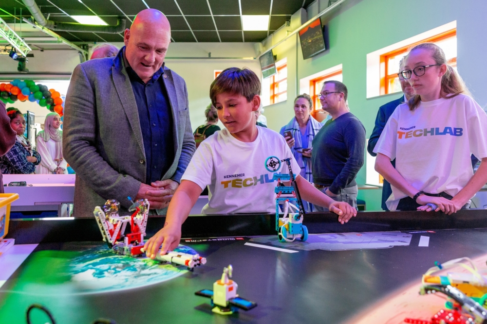 Nieuw techlab op school maakt André Kuipers jaloers: “Ik wou dat ik zo les had gehad”