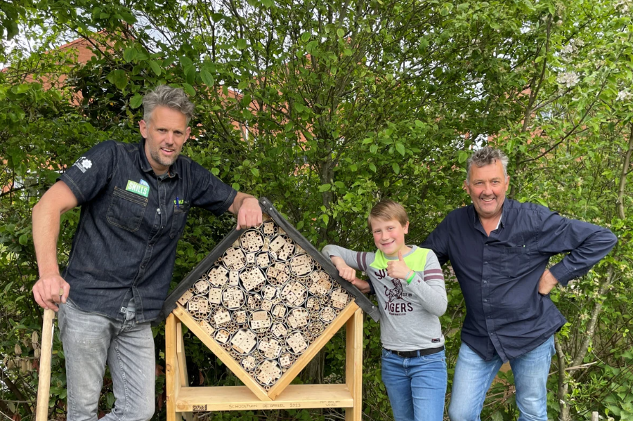 Leerlingen Bareel en SKILLS bouwen samen insectenhotel